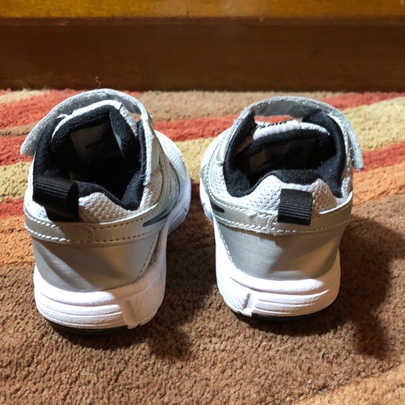 Nike Dart 10 Toddler Shoe Sneakers - Picture 5 of 8